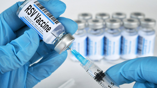 Foto: Eine Person zieht eine RSV-Impfung auf. Weitere Vials im Hintergrund