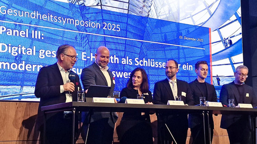 Foto:  Foto: Vorsitzenden der Bundesfachkommission Digital Health des Wirtschaftsrats, Dr. Frank Wartenberg (v.l.), Noventi-Vorstandsvorsitzende Mark Böhm, Abda-Vize Dr. Ina Lucas,  Dr. Florian Hartge (Gematik), Matthias Mieves (SPD), Redcare-Chef Olaf Heinrich