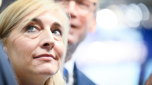 Gesundheitsministerin Nina Warken hört zu