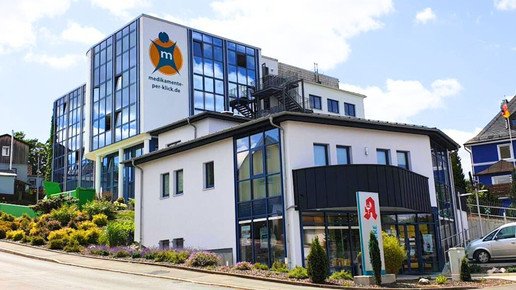 Foto: Front der Klick-Apotheke in der Nähe des Versandhandelszentrums von Medikamente-per-Klick.