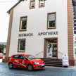 Die Seebach-Apotheke mit Botenfahrzeug von außen. Mehr dazu im Artikel.