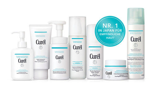 Mehrere Hautpflegeprodukte der Marke Curél stehen nebeneinander vor weißem Hintergrund. Die Reihe umfasst Cremetiegel, Pumpflaschen und Sprays in weißem Design mit türkisfarbenen Akzenten – geeignet für sensible Hautpflege.