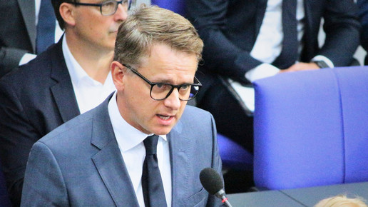 Carsten Linnemann spricht im Bundestag 