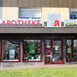 Rezeptfälscher schicken Teenie-Kurier in Apotheke Das Schaufenster der Apotheke am Meilenstein von außen.