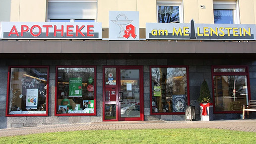 Das Schaufenster der Apotheke am Meilenstein von außen.