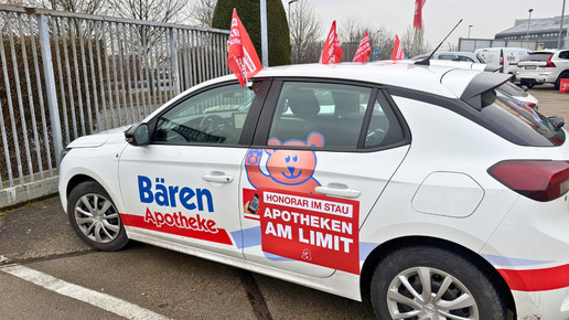 Botendienst-Auto, das mit Protesmaterial zum CDU-Parteitag herumfährt