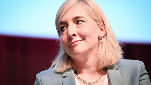 Nina Warken schaut nach links