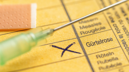 Foto: Ein Impfausweis mit einem Kreuz beim Eintrag „Gürtelrose“