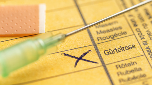 Foto: Ein Impfausweis mit einem Kreuz beim Eintrag „Gürtelrose“