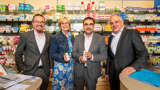 Holetschek lobt Puren: 53.000 Antibiotika-Säfte per Luftfracht