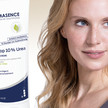 DERMASENCE Adtop 10 % Urea Pflegecreme mit ‚Neu‘-Hinweis neben einer Frau mit langen, welligen Haaren