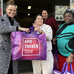 APOTHEKENTOUR liefert Produkt-Großspende an ‚Evas Haltestelle‘ für obdachlose Frauen