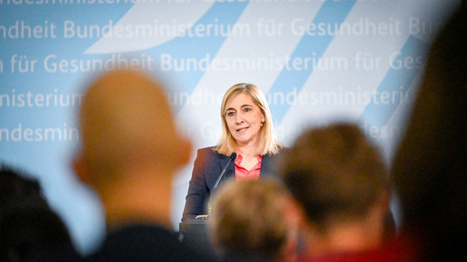 Nina Warken vor Publikum