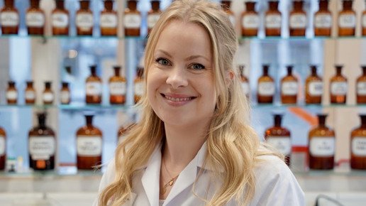 Apothekerin Jasmin Ennulath lächelt.