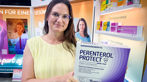 Nadja Neubauer mit Perenterol-Packung