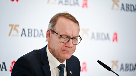 Thomas Preis spricht bei der Abda-PK auf dem Podium