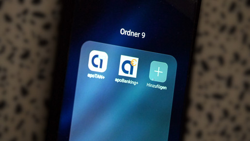 Auf dem Bild zu sehen ist ein Smartphone mit den App-Icons der apoTAN-App und der apoBanking-App.