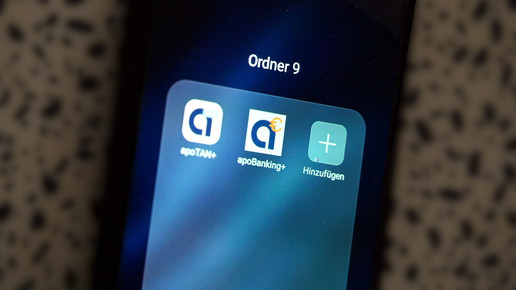 Auf dem Bild zu sehen ist ein Smartphone mit den App-Icons der apoTAN-App und der apoBanking-App.