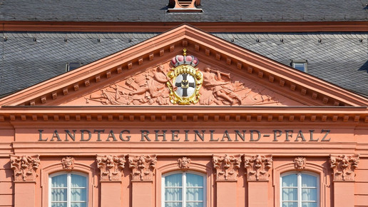 Schriftzug auf dem Landtagsgebäude Rheinland-Pfalz