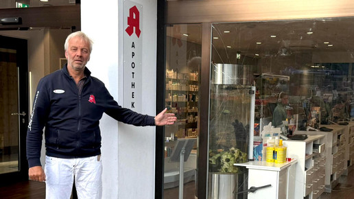Joachim Kempa zeigt eine eingeschlagene Scheibe vor seiner Apotheke. Mehr dazu im Artikel.