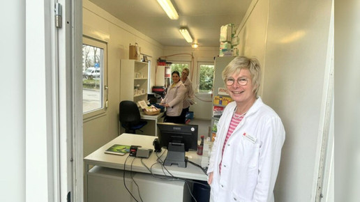 Ute Hecht-Neuhaus im Container ihrer Rochus Apotheke in Voerde