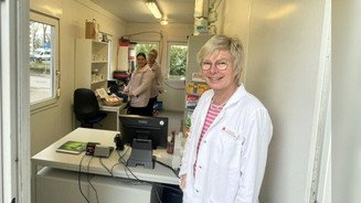 Ute Hecht-Neuhaus im Container ihrer Rochus Apotheke in Voerde