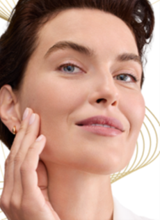 Nahaufnahme einer lächelnden Frau mit gepflegter Haut und kurzem dunklem Haar.