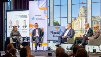 Thomas Weigold, Country President Sandoz Germany & CEO Hexal, Tim Steimle, Fachbereichsleiter Arzneimittel TK, Dr. Kai Joachimsen, Hauptgeschäftsführer BPI und Kerem Inanc, CEO Alliance Healthcare auf dem Podium.