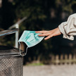 Enquete-Kommission startet Austausch zu Corona-Aufarbeitung Foto: Eine Person wirft eine Hygienemaske in einen Mülleimer.