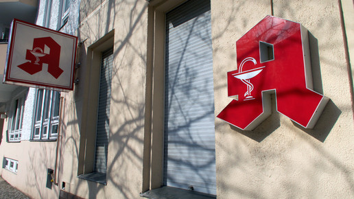 Symbolbild: Außenansicht einer geschlossenen Apotheke mit heruntergelassenen Rollläden.