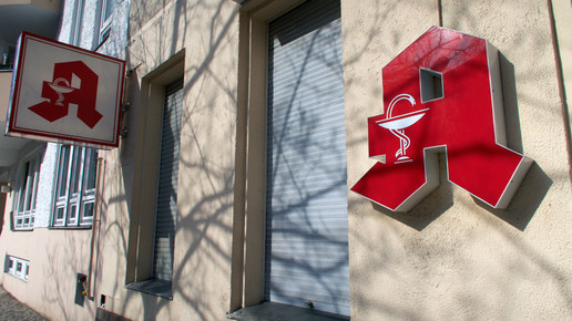 Symbolbild: Außenansicht einer geschlossenen Apotheke mit heruntergelassenen Rollläden.