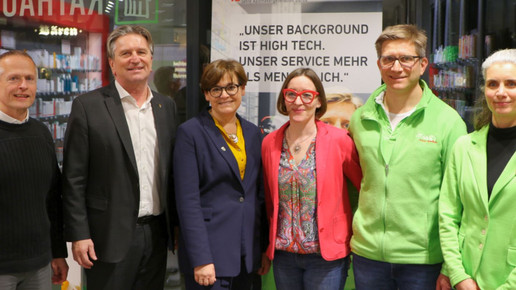 Manne Lucha besuchte die Asperger Rathaus-Apotheke