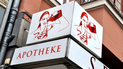 Schriftzug der ehemaligen Spielberger-Apotheke in Berlin-Spandau
