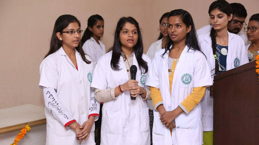 Auch Studenten des College of Pharmacy im indischen Bahadurgarh