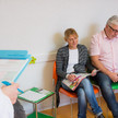 Symbolbild: Wartende Patienten in einer Arztpraxis.