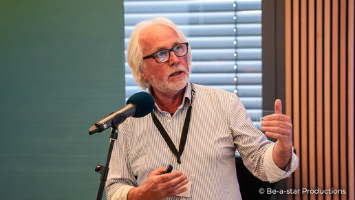 DMCG-Präsident und Kursleiter Dr. med. Dipl.-Chem. Konrad F. Cimander bei einem Vortrag.