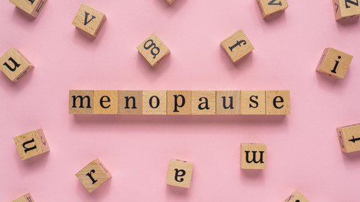 Holzbuchstaben Wort Menopause auf rosa Papier