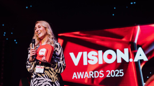 Hayriye Polat mit ihrem VISION.A Award auf der Bühne