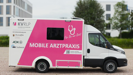 mobile Praxis der KV Rheinland-Pfalz, ähnlich einem Rettungswagen, aber in Pink mit der Aufschrift "mobile Arztpraxis"