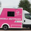 mobile Praxis der KV Rheinland-Pfalz, ähnlich einem Rettungswagen, aber in Pink mit der Aufschrift "mobile Arztpraxis"