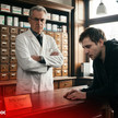 KI-Montage zeigt Kranken in der Apotheke