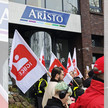 Nach Streik: Einigung bei Aristo Warnstreik mit Menschen mit Gewerkschaftsfahnen bei Aristo in Berlin.