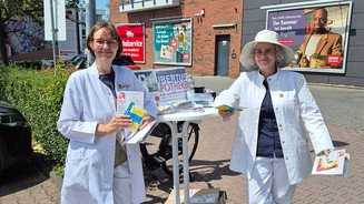 Vor Rewe: 10 Gründe für Vor-Ort-Apotheke Ines Anne Gerhardus und Alice von Laguna informieren über die Apotheke.