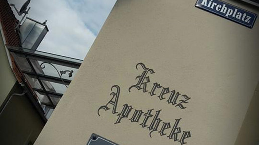 kreuz apo schild kirchplatz kreuz-apo