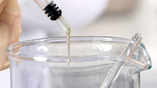 Dronabinolspritze Becherglas