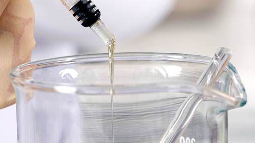 Dronabinolspritze Becherglas