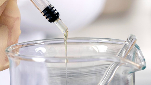 Dronabinolspritze Becherglas