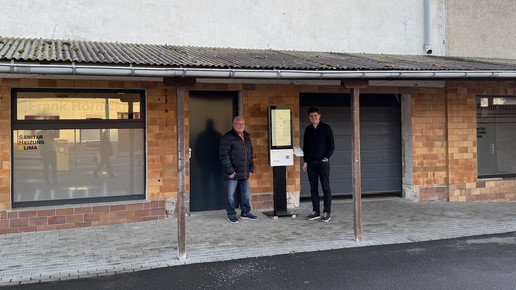 Foto: Ein E-Rezept-Bestellterminal vor einem Sanitärbedarfsgeschäft