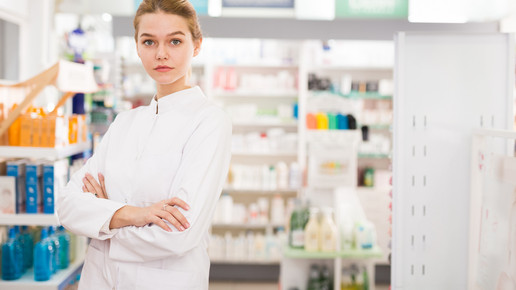 Symbolbild, junge Apothekenmitarbeiterin
