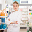 Symbolbild, junge Apothekenmitarbeiterin